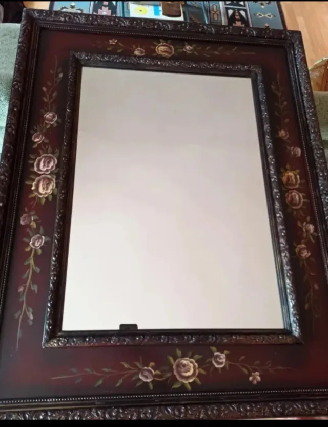 Espejo de pared decorado con flores