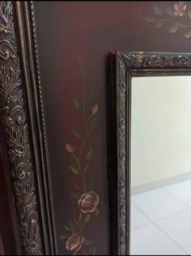 Espejo de pared decorado con flores