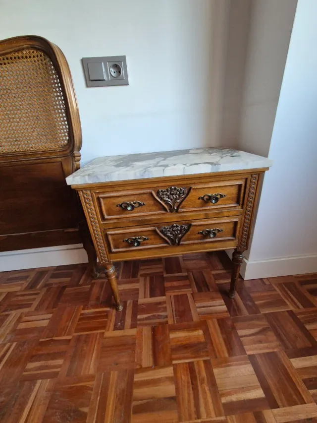 Mesita de noche de madera con mármol