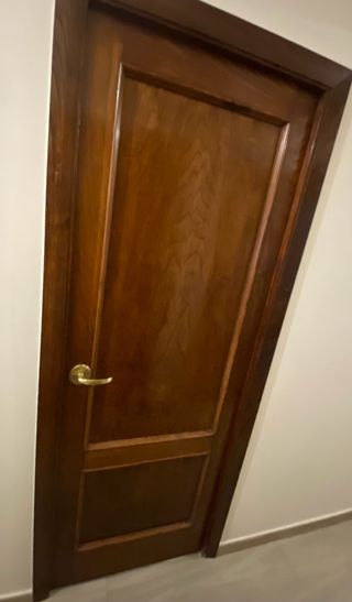 Puerta madera maciza nogal con cristal