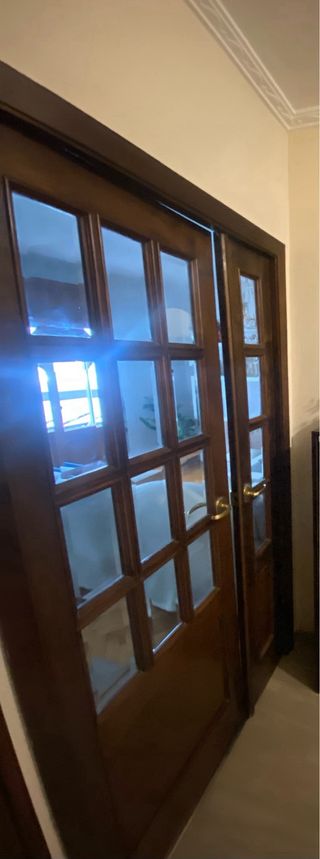 Puerta madera maciza nogal con cristal