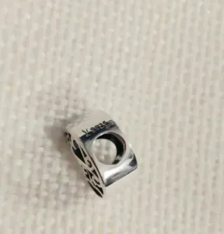 Charm Plata Letra C Corazones