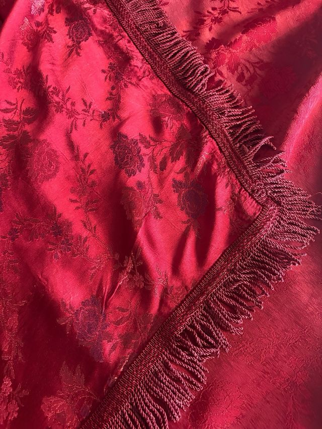 Coperta bordeaux con fiori ricamati