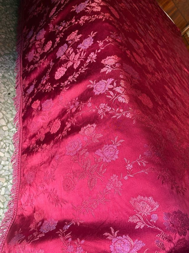 Coperta bordeaux con fiori ricamati