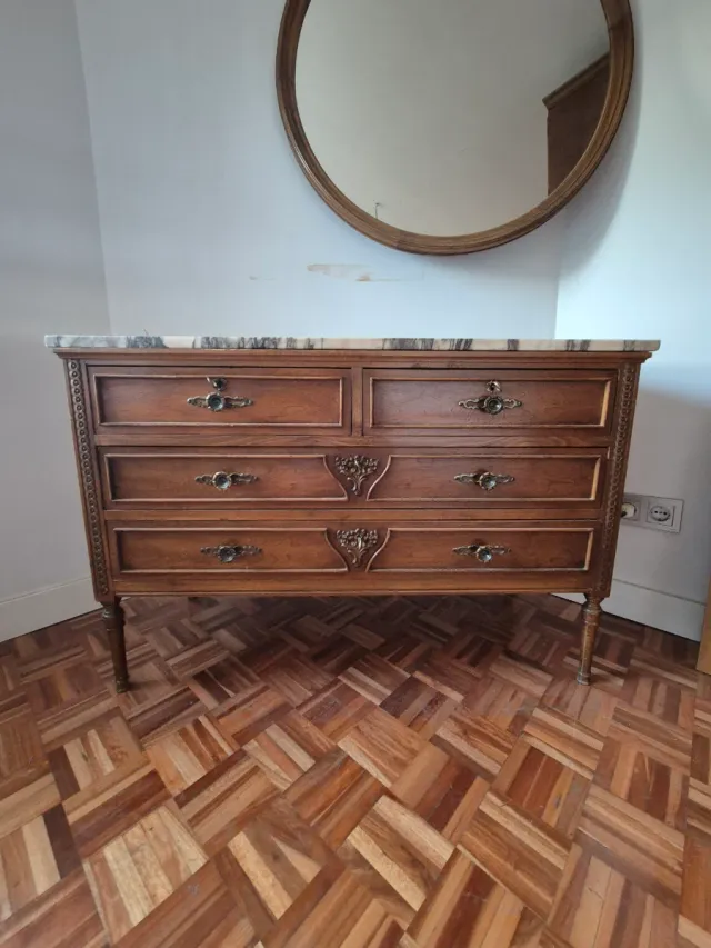 Cómoda de madera con mármol y espejo redondo