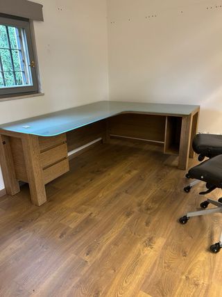 Scrivania in legno e vetro