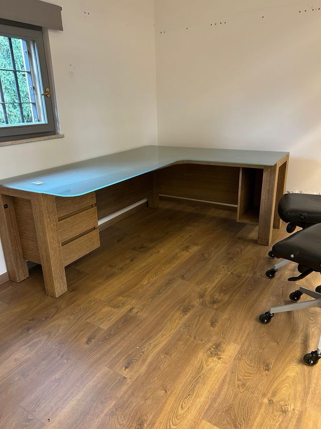 Scrivania in legno e vetro