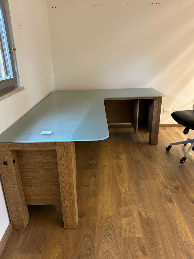 Scrivania in legno e vetro