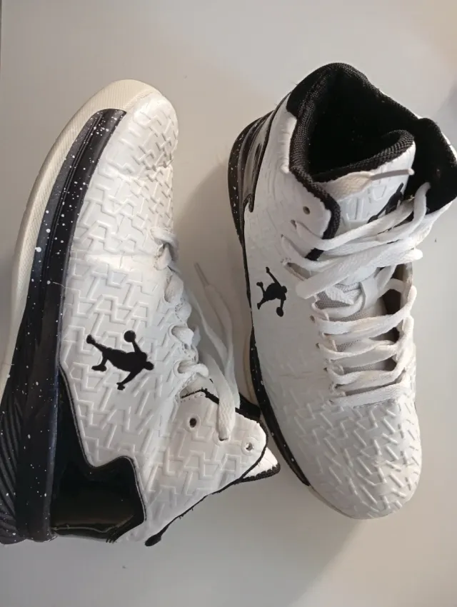 Deportivas Blancas y Negras