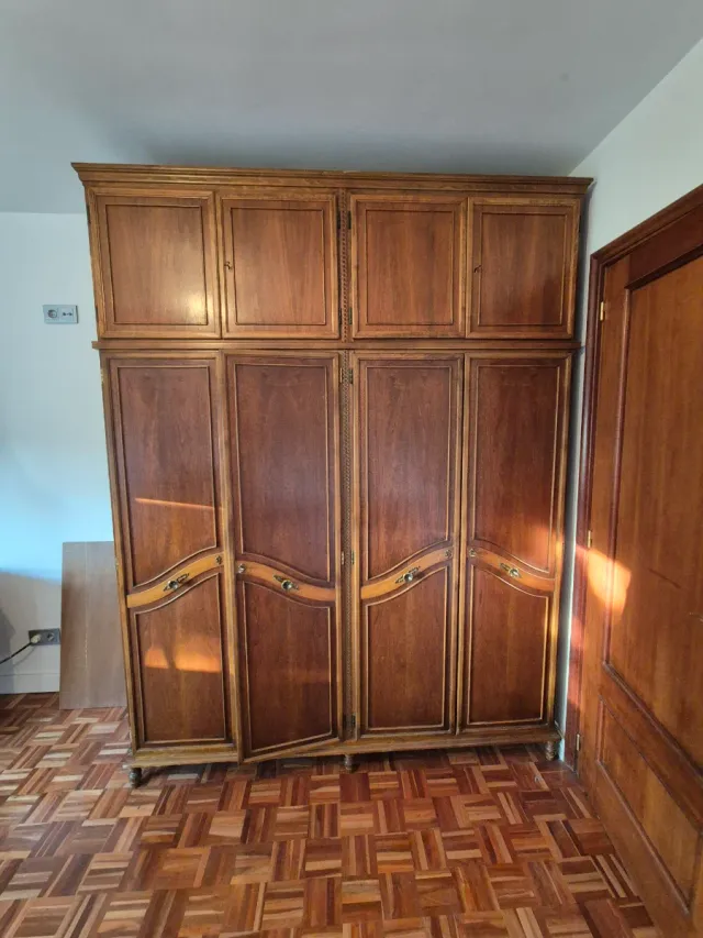 Armario ropero de madera clásico. Alta capacidad