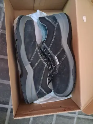 Zapatos de trabajo negros y grises