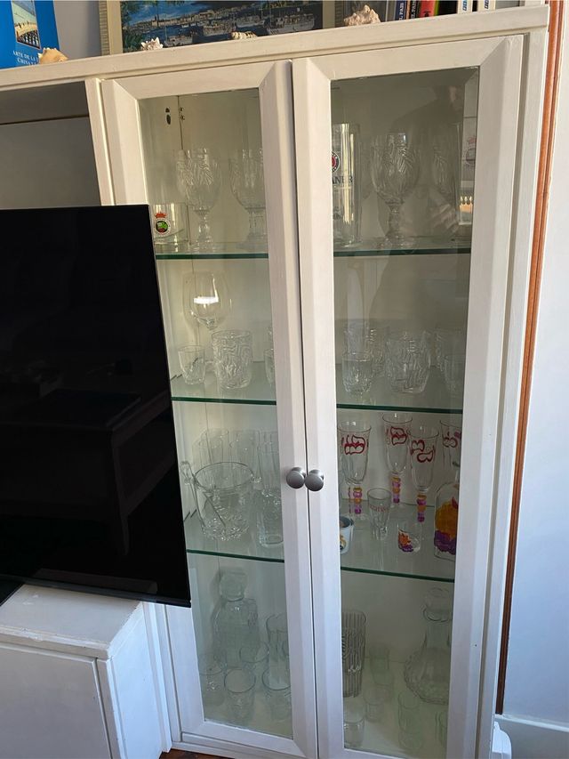 Mueble de salón moderno blanco con vitrinas