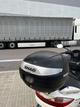 Baúl SHAD con soporte para moto