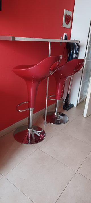 Taburetes de cocina rojos y plateados
