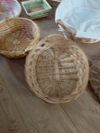 Varias cestas y bandejas de mimbre