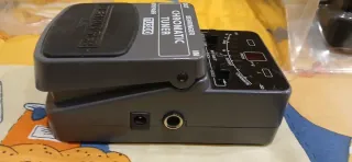 Pedal Wah-Wah Behringer Hell Babe HB01 y afinador