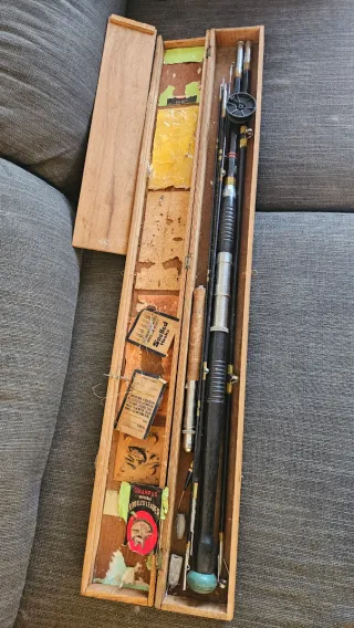 Caja antigua con cañas de pesca vintage