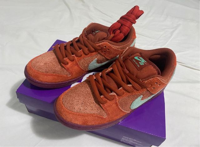 Nike SB Dunk Low Mystic Red