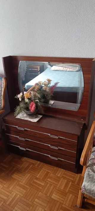 Cómoda de madera con espejo
