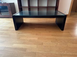 Mesa de centro negra con tapa de cristal