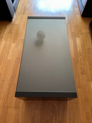 Mesa de centro negra con tapa de cristal