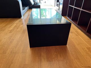 Mesa de centro negra con tapa de cristal