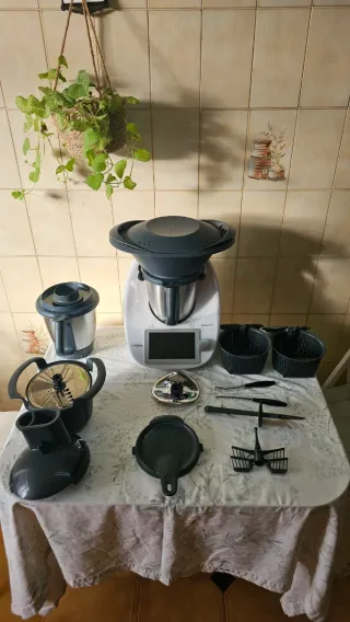 Thermomix TM6 con multitud de accesorios 