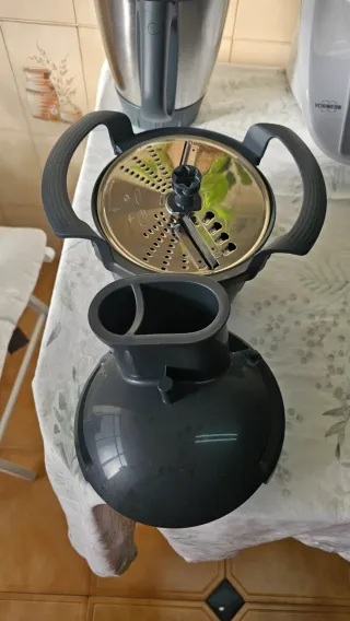 Thermomix TM6 con multitud de accesorios 