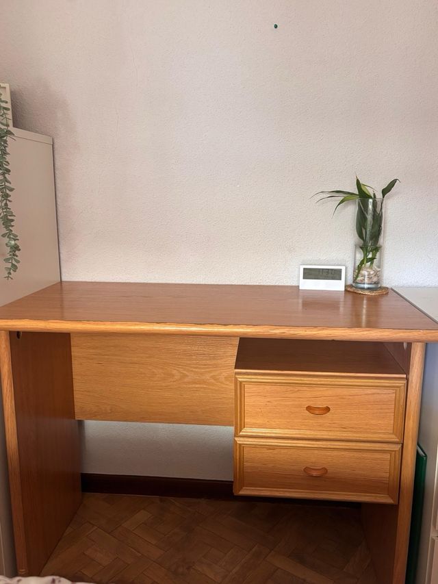 Mesa de escritorio de madera