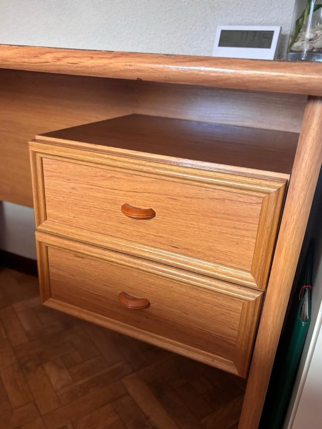 Mesa de escritorio de madera