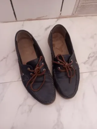 Zapatos náuticos de cuero azul y cordones marrones