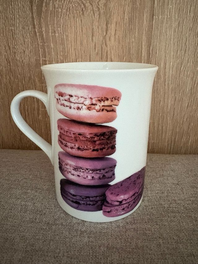 Taza de porcelana con macarons