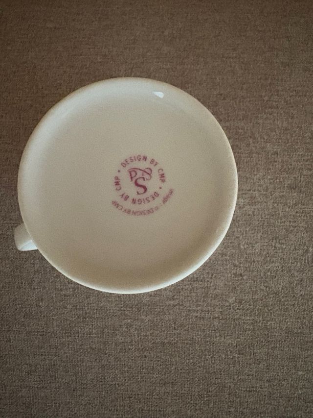 Taza de porcelana con macarons