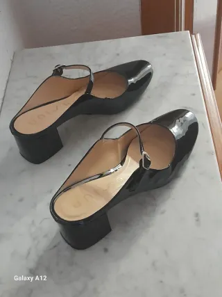 Sandalias negras de charol con tira