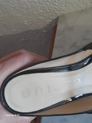 Sandalias negras de charol con tira