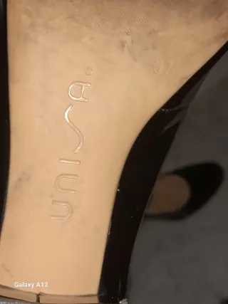 Sandalias negras de charol con tira