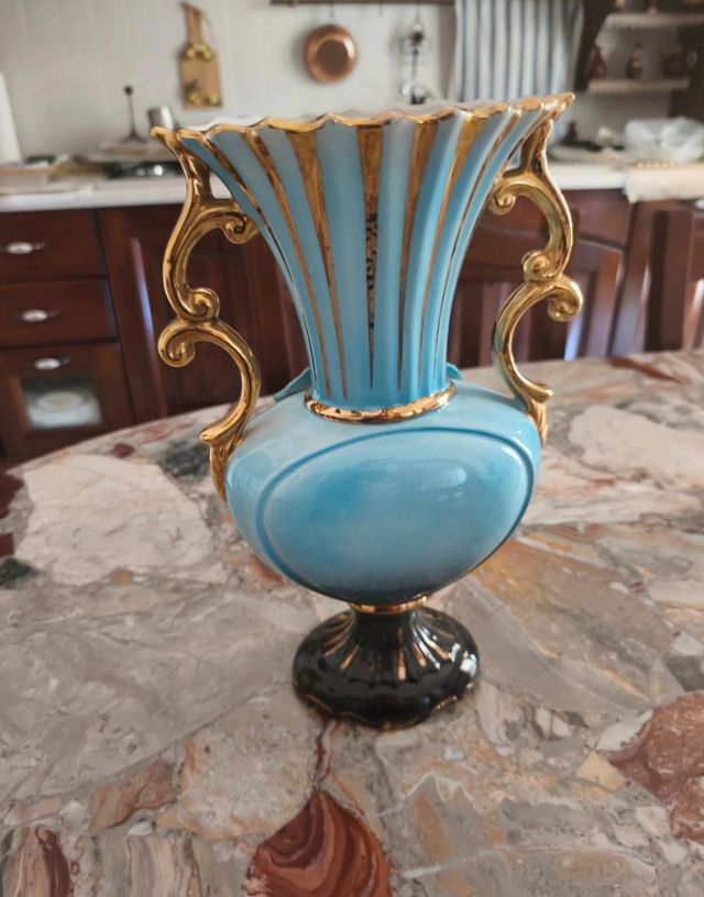Vaso antico decorato oro e azzurro