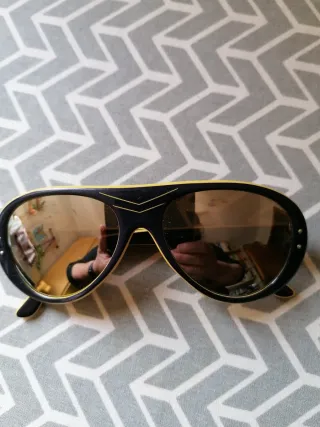 Occhiali da sole blu e gialli