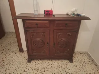 Cómoda de madera tallada