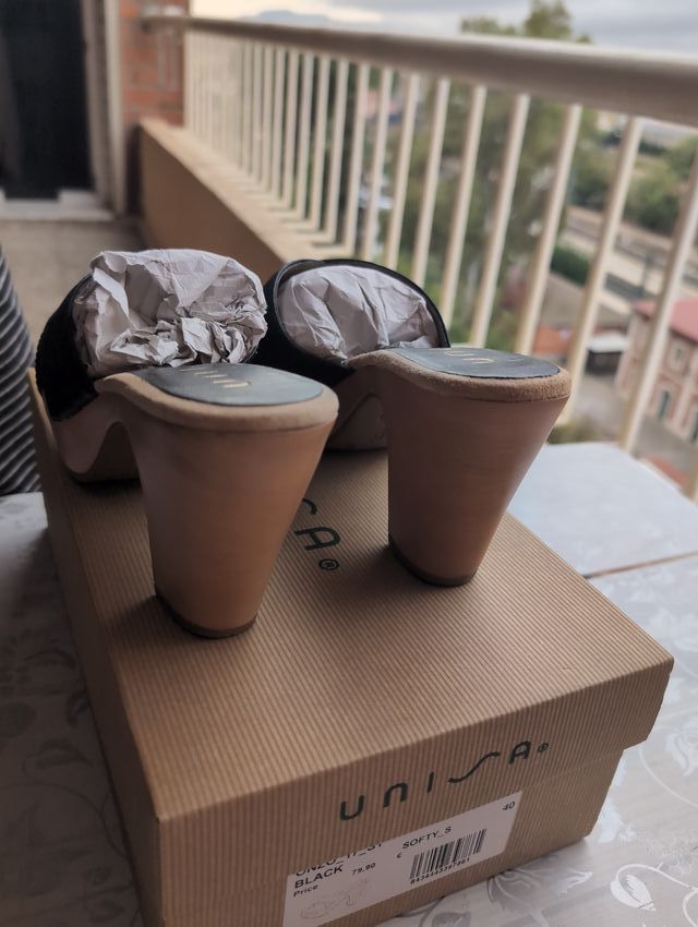 Zapatos de tacón Unisa negros y beige