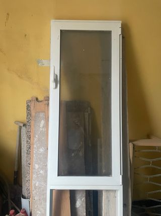 Ventana blanca de aluminio