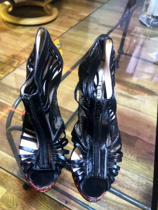 Tacones de lujo negros y dorados