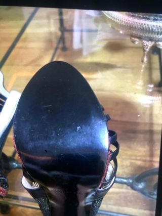 Tacones de lujo negros y dorados
