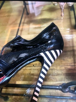 Tacones de lujo negros y dorados