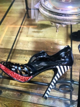 Tacones de lujo negros y dorados