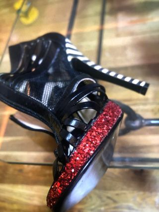 Tacones de lujo negros y dorados