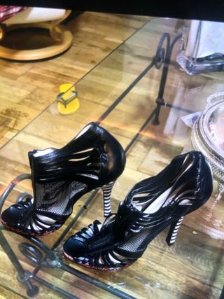 Tacones de lujo negros y dorados