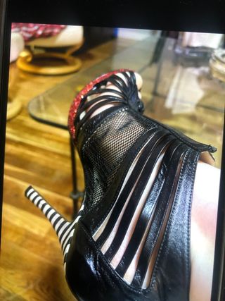 Tacones de lujo negros y dorados