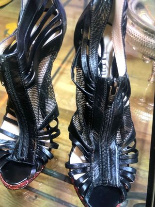 Tacones de lujo negros y dorados
