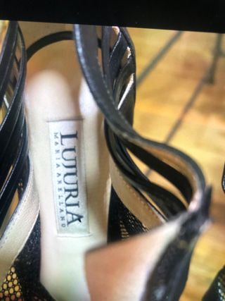 Tacones de lujo negros y dorados